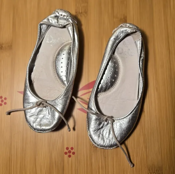 Dolce &amp; Gabbana Silver Flats Arch Support Girls' 27 US 4 VGUC